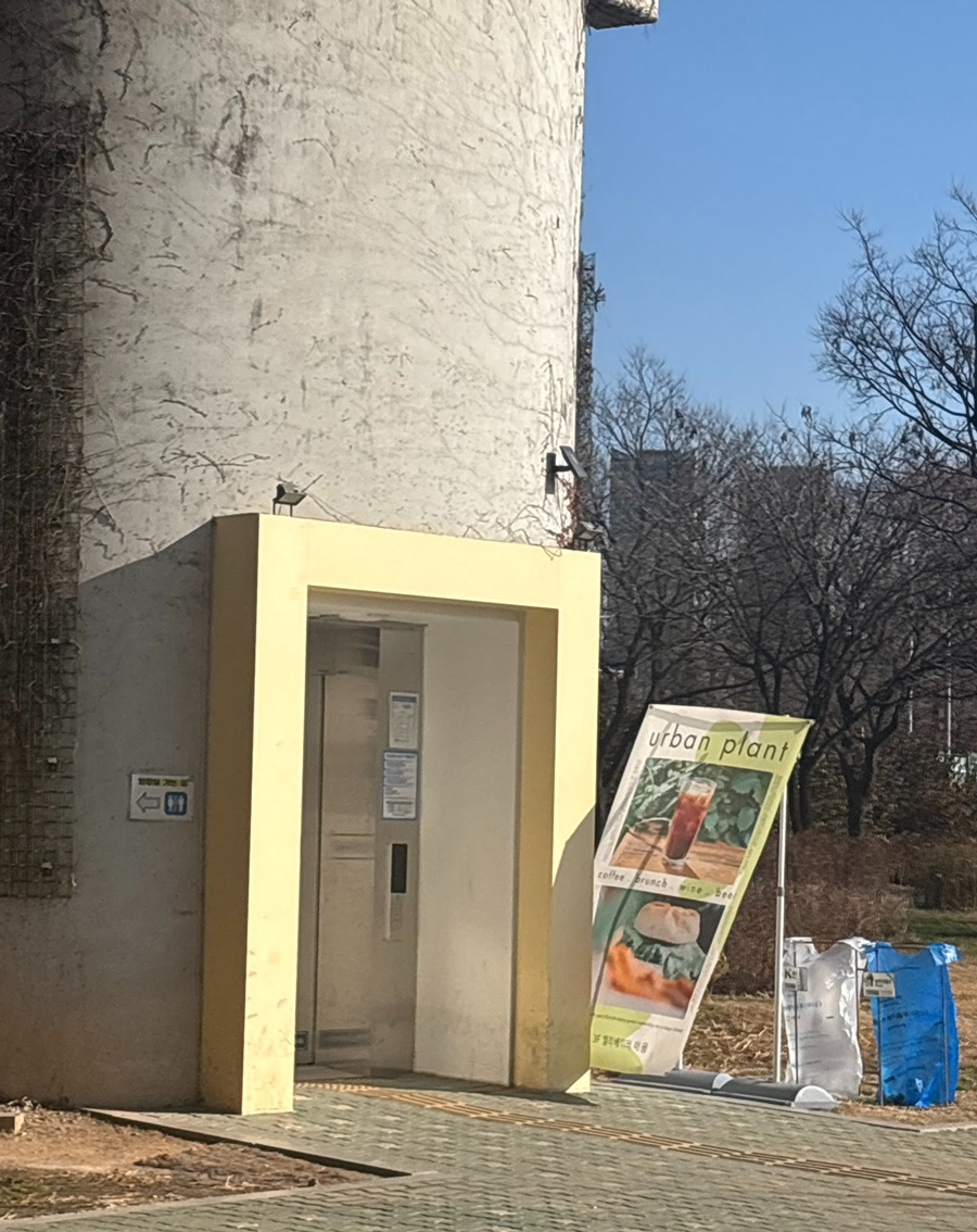 Elevator entrance near Urban Plant Hangang Bridge from Ichon Hangang Park